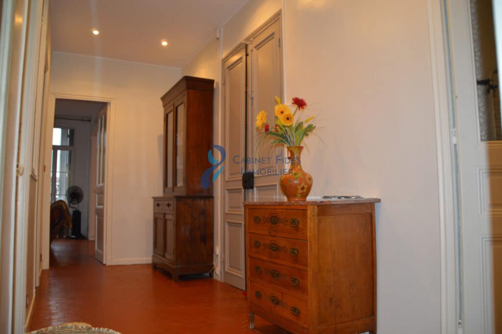  Appartement T4 de 85m2 meublé en plein centre de Toulon ( h
