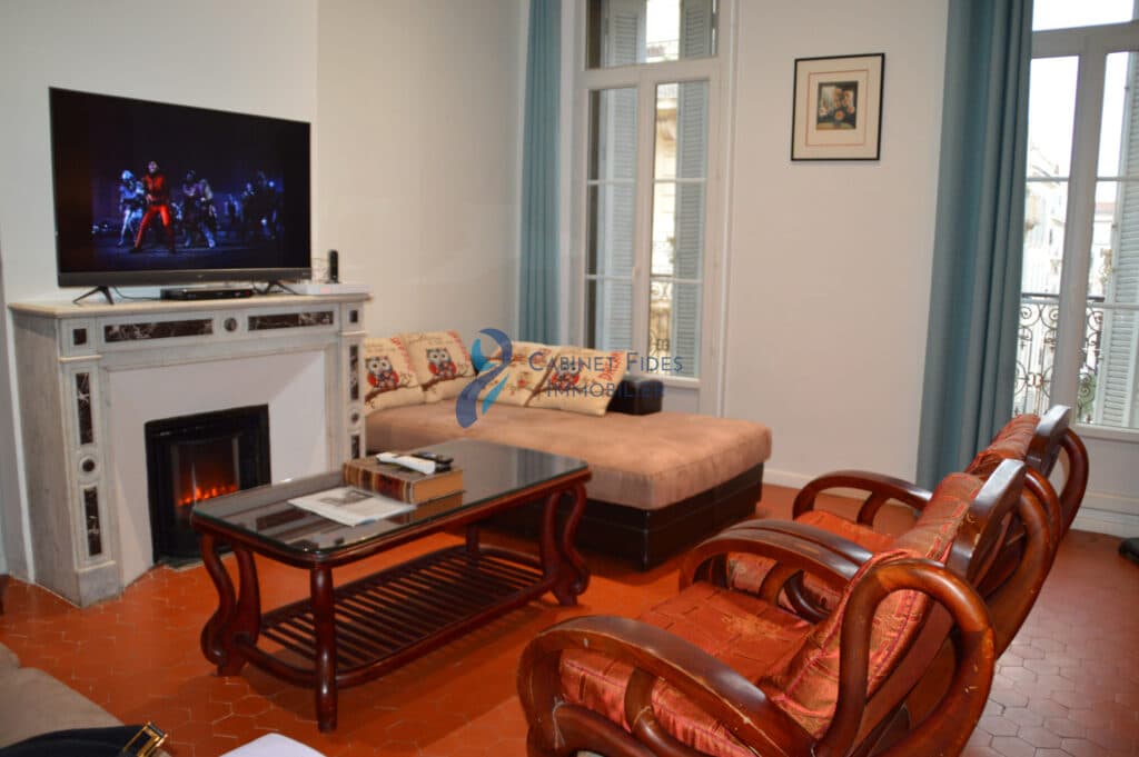  Appartement T4 de 85m2 meublé en plein centre de Toulon ( h