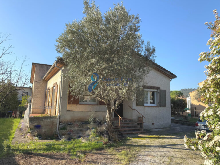 Maison T5 avec Jardin , Parking et Piscine à Cuers