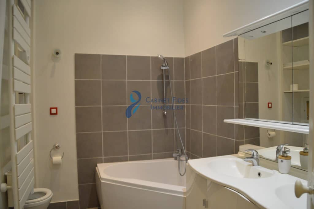  Appartement T4 de 85m2 meublé en plein centre de Toulon ( h