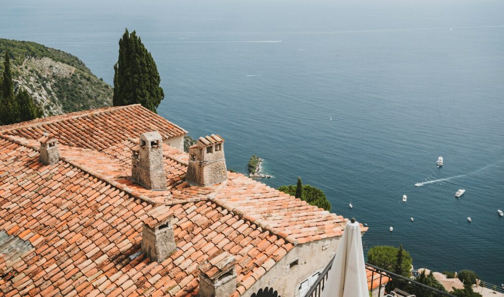 Toits de tuiles et vue sur la mer : immobilier dans le Var