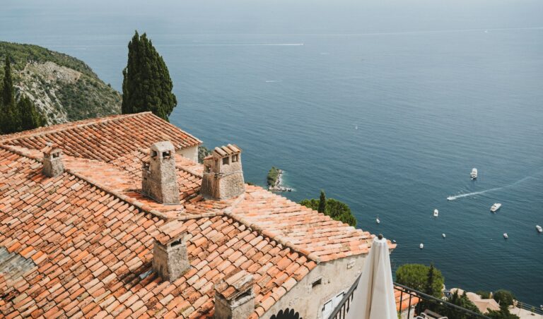 Toits de tuiles et vue sur la mer : immobilier dans le Var