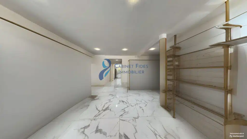 Local commercial en bon état de 92 m2   Bail commercial neuf