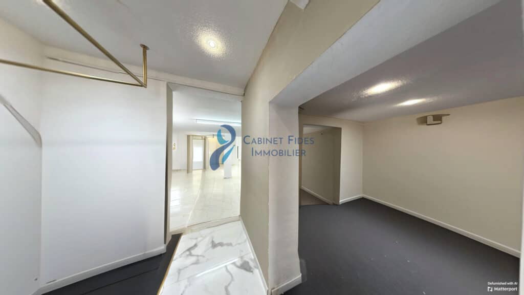 Local commercial en bon état de 92 m2   Bail commercial neuf