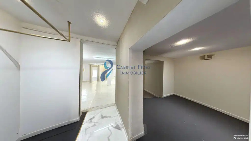 Local commercial en bon état de 92 m2   Bail commercial neuf