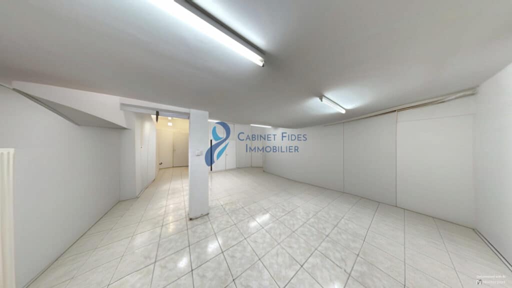 Local commercial en bon état de 92 m2   Bail commercial neuf