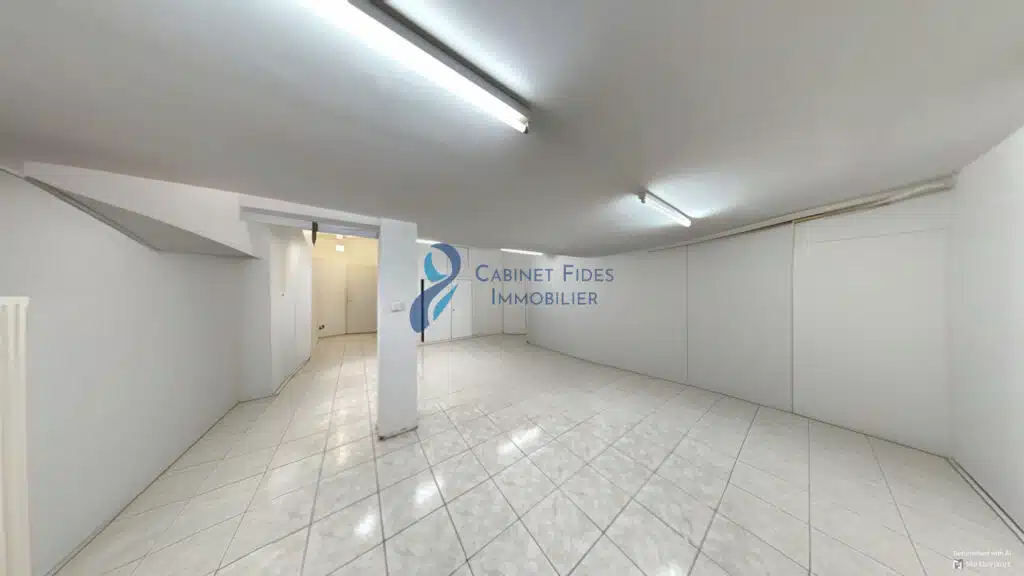 Local commercial en bon état de 92 m2   Bail commercial neuf