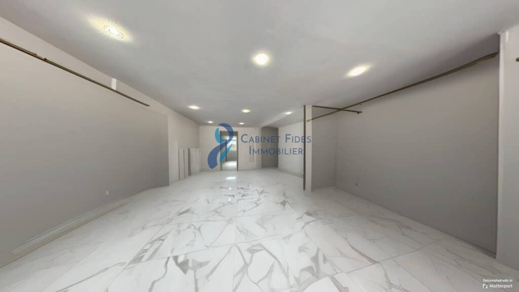 Local commercial en bon état de 92 m2   Bail commercial neuf