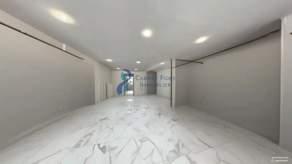 Local commercial en bon état de 92 m2   Bail commercial neuf