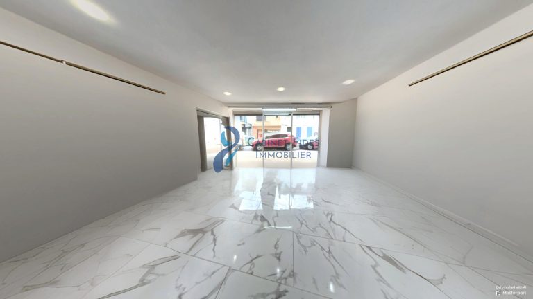 Local commercial en bon état de 92 m2   Bail commercial neuf