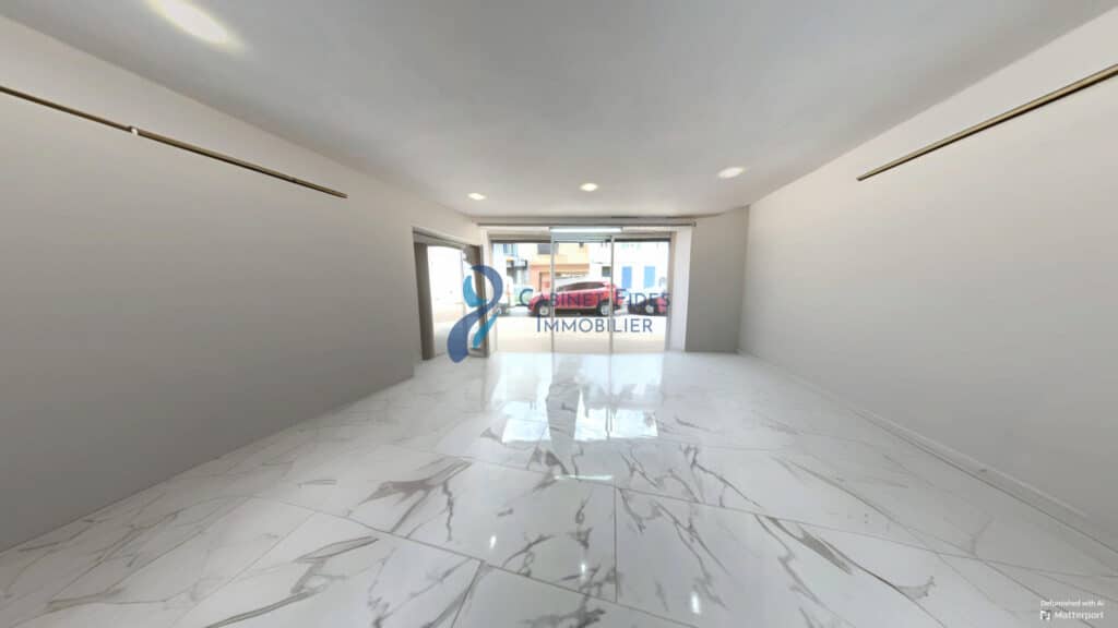 Local commercial en bon état de 92 m2   Bail commercial neuf