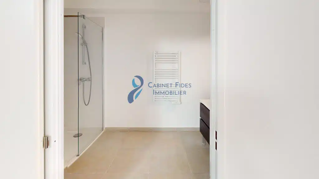 À LOUER   Magnifique T3 neuf 57 m2 au dernier étage avec ter